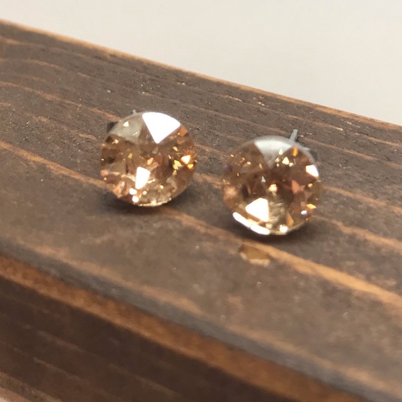 Shimmering tan/beige stone stud earrings - Picture 3 of 4